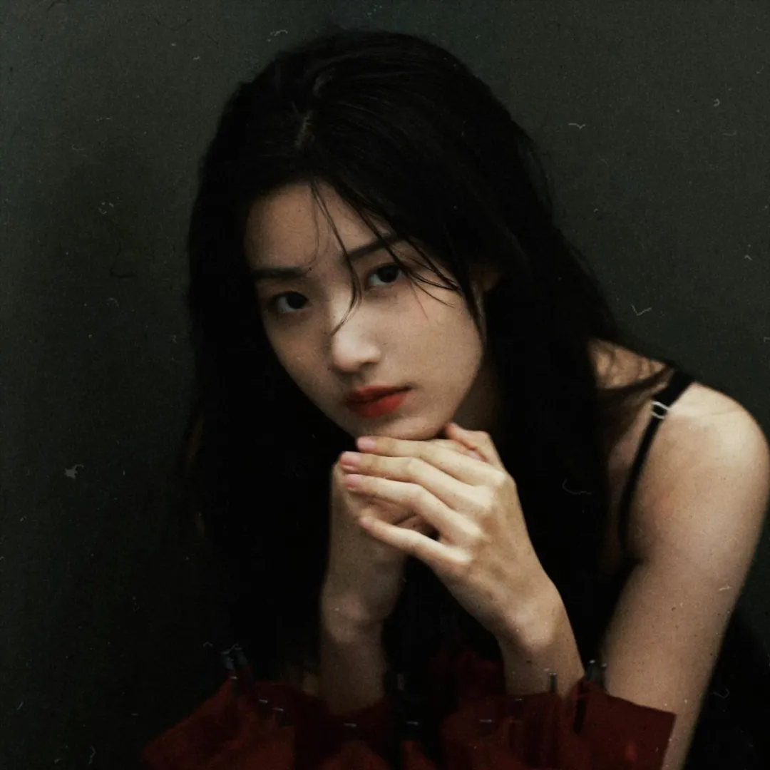 在拥挤的房间拥抱